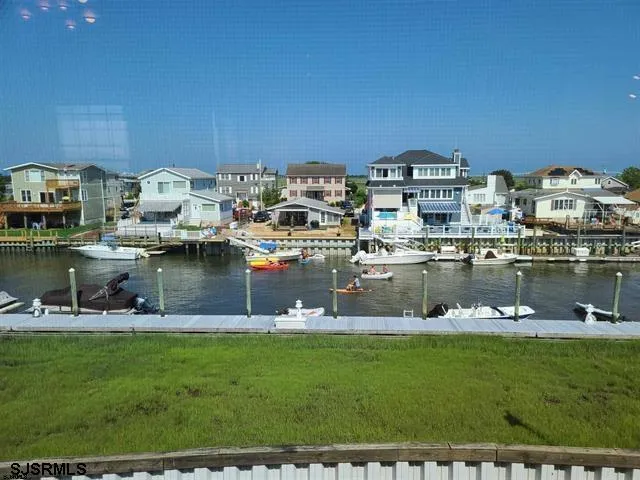 8 Neptune Dr Somers Point, NJ 08244