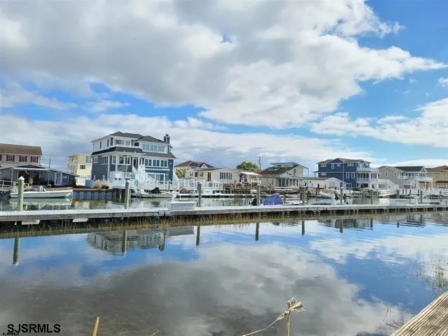 8 Neptune Dr Somers Point, NJ 08244