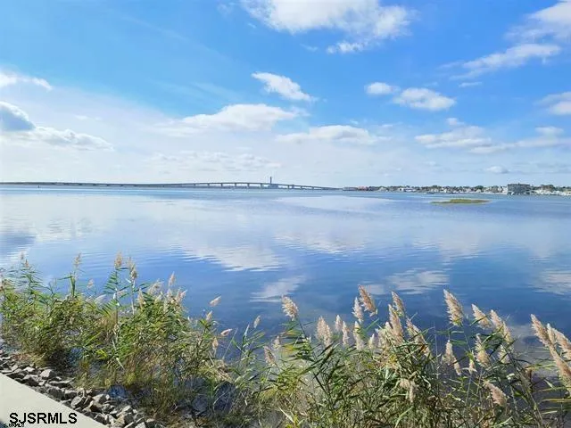 8 Neptune Dr Somers Point, NJ 08244