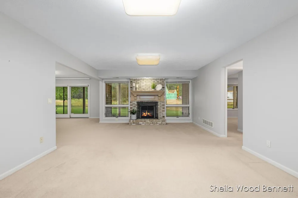 7023 Camelback Drive NE Rockford, MI 49341