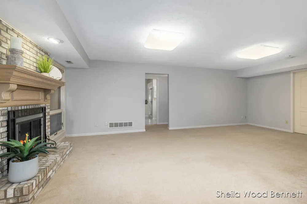 7023 Camelback Drive NE Rockford, MI 49341