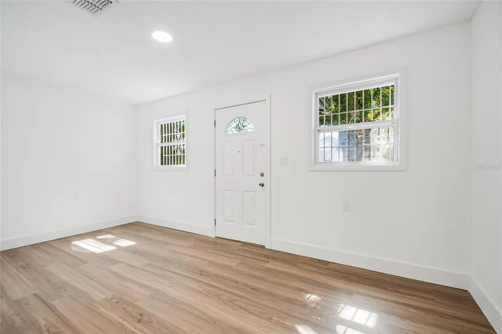 842 DENNIS AVENUE Orlando, FL 32807