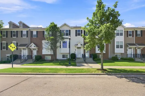 560 Huset Parkway NE