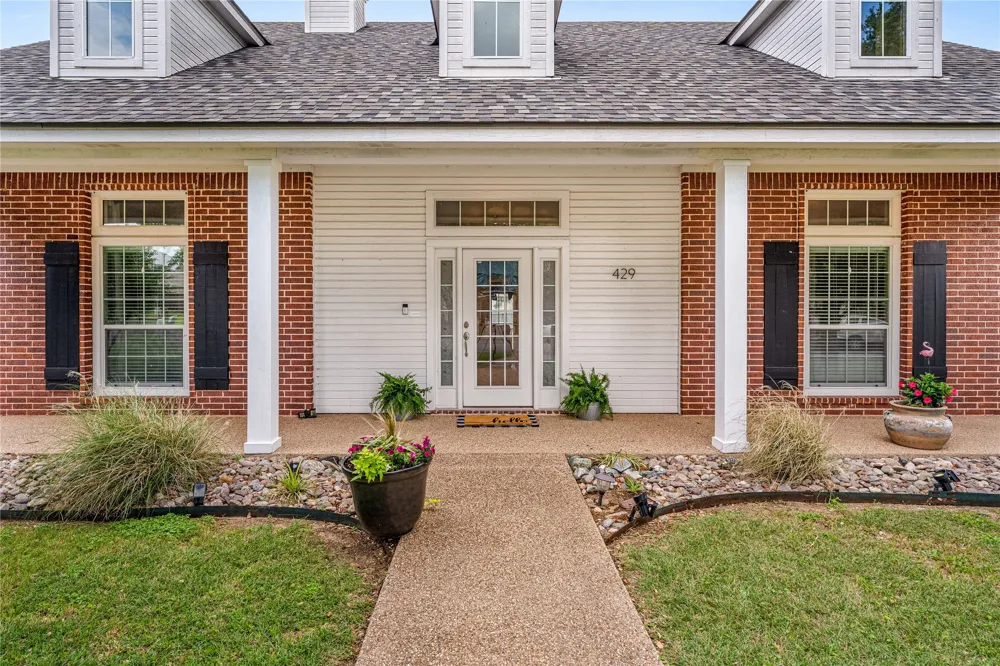 429 W Wall Street Hewitt, TX 76643