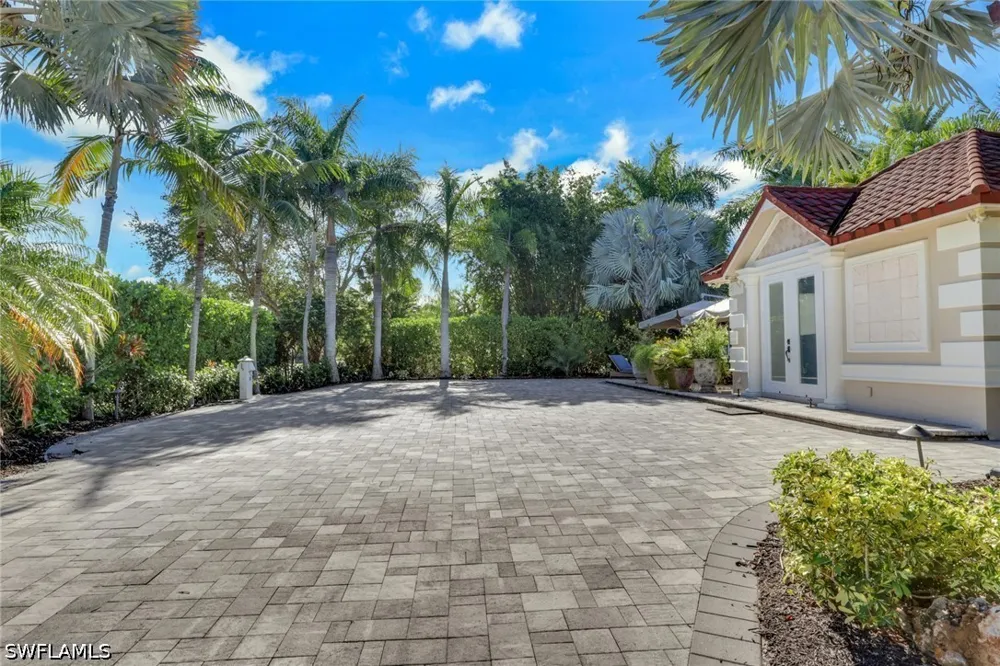 CARRIAGE COURT Naples, FL 34114
