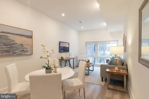 1421 E COLUMBIA AVENUE #202