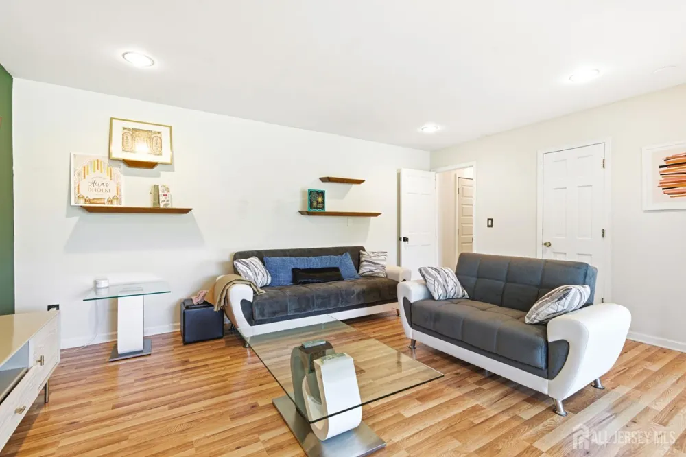 4 Allison Court Edison, NJ 08820