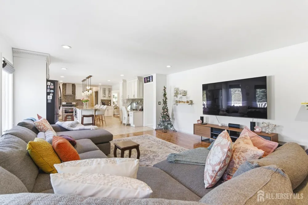 4 Allison Court Edison, NJ 08820