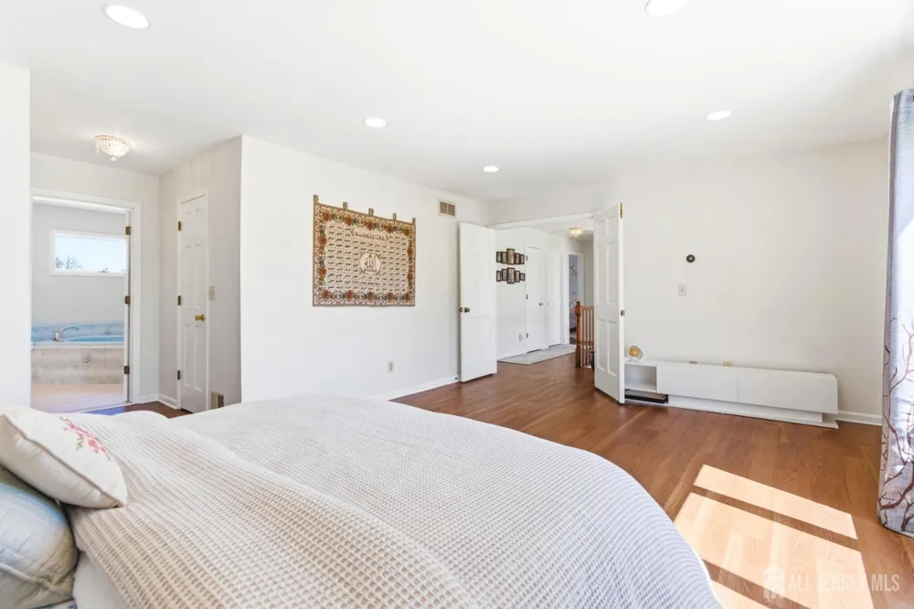 4 Allison Court Edison, NJ 08820