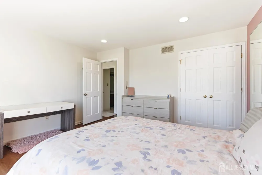 4 Allison Court Edison, NJ 08820