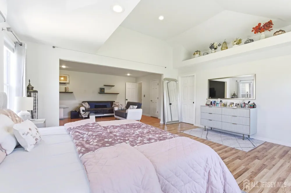 4 Allison Court Edison, NJ 08820
