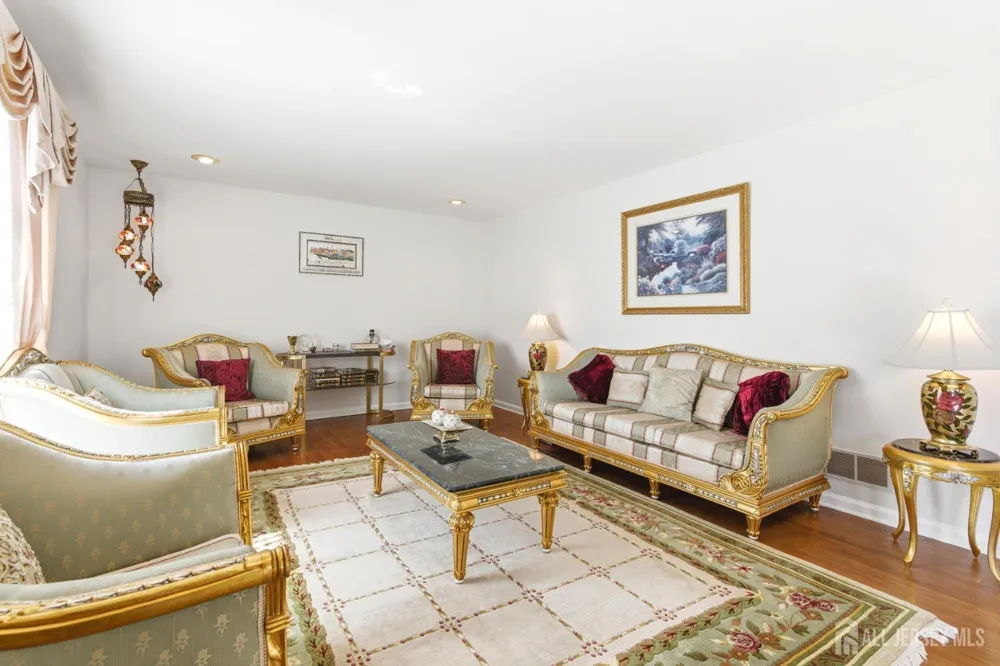 4 Allison Court Edison, NJ 08820