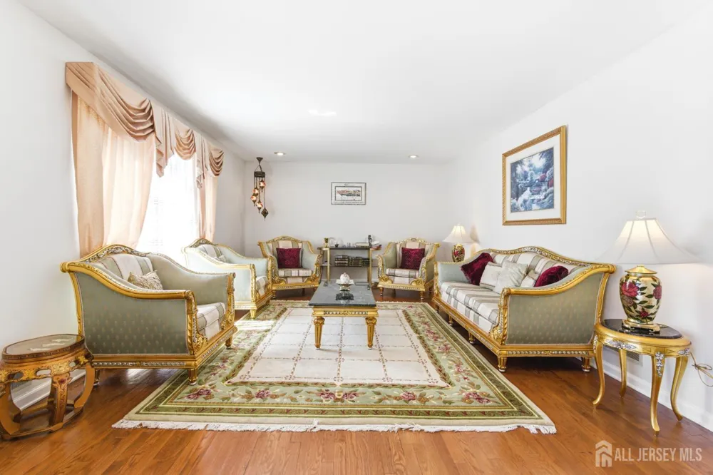 4 Allison Court Edison, NJ 08820