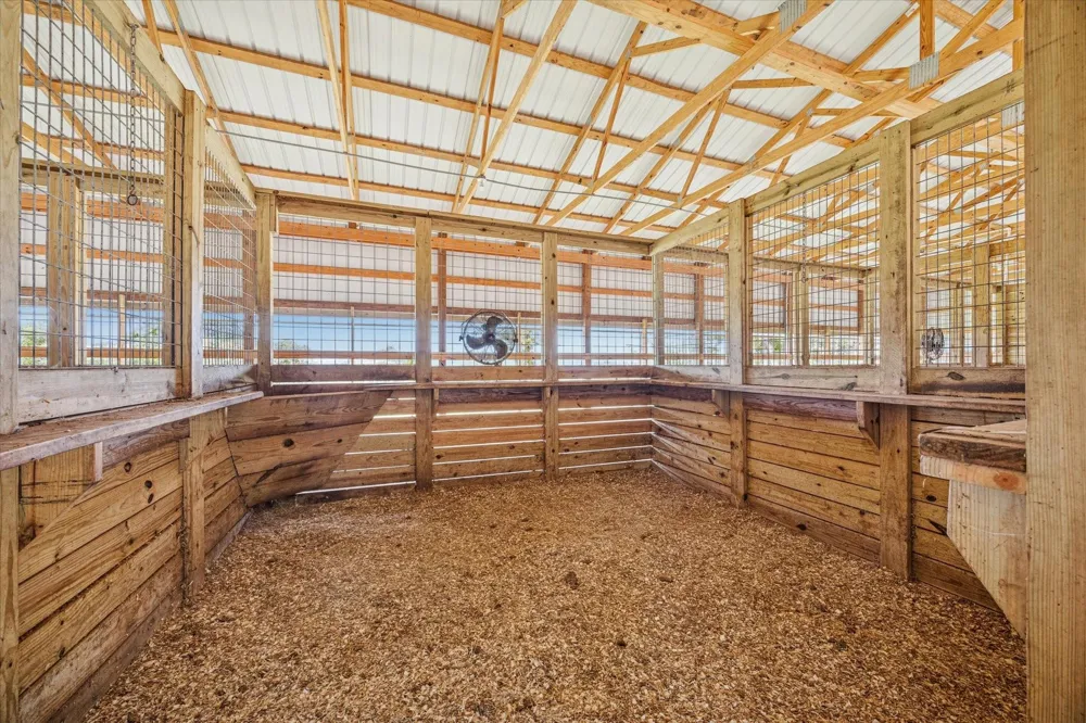 6618 Stokes Road Bellville, TX 77418