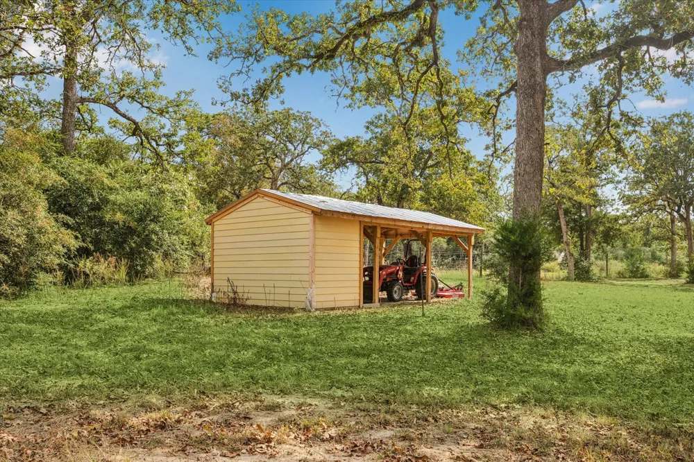 6618 Stokes Road Bellville, TX 77418