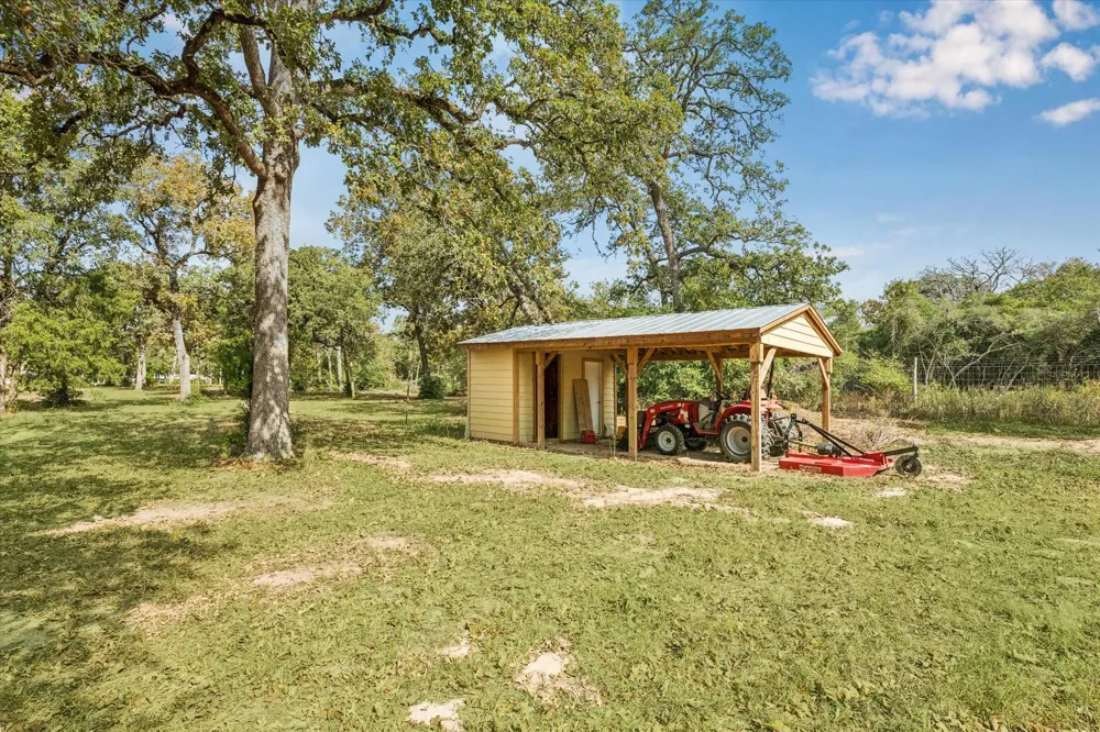 6618 Stokes Road Bellville, TX 77418