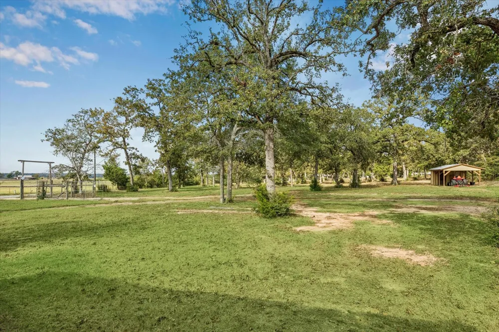 6618 Stokes Road Bellville, TX 77418