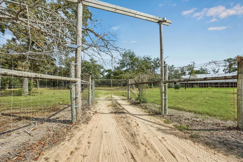 6618 Stokes Road Bellville, TX 77418