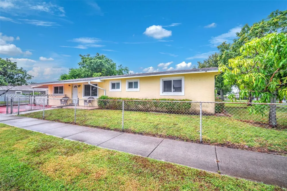 2301 SW 48th Ave West Park, FL 33023