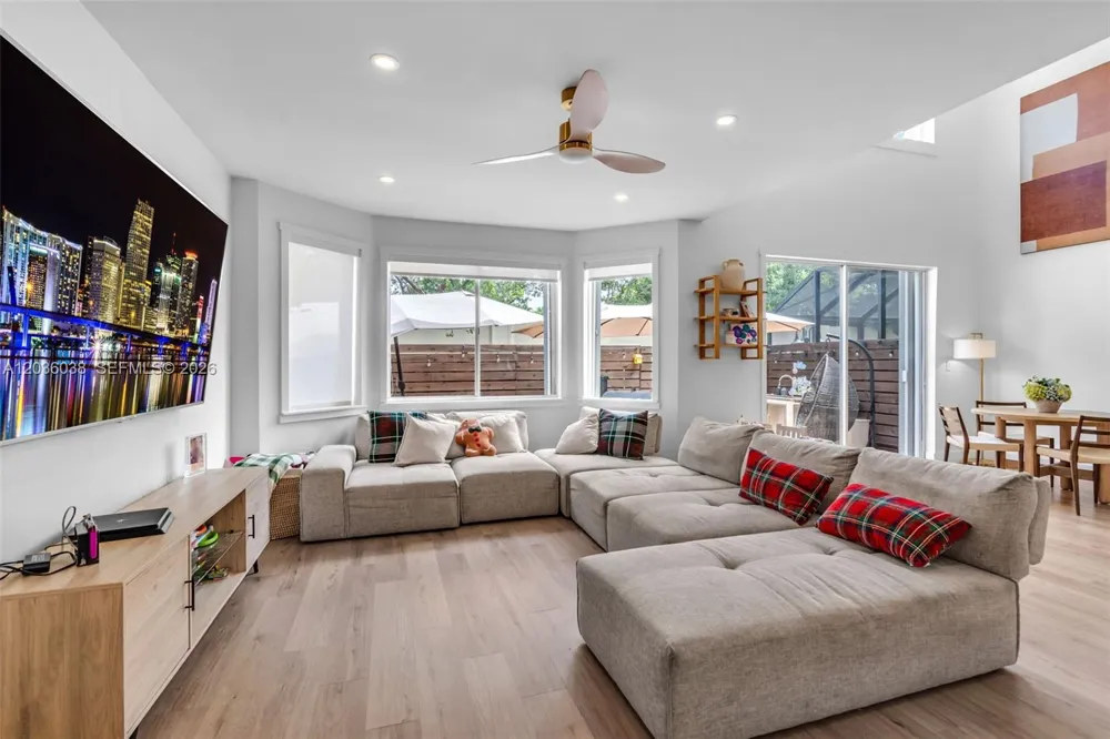 11203 NW 73rd Ter Doral, FL 33178