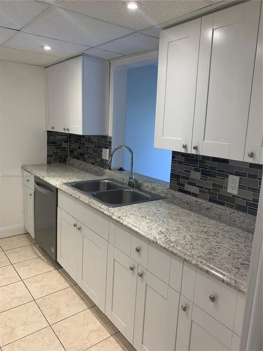 3246 Pine Island Rd #101 Sunrise, FL 33351
