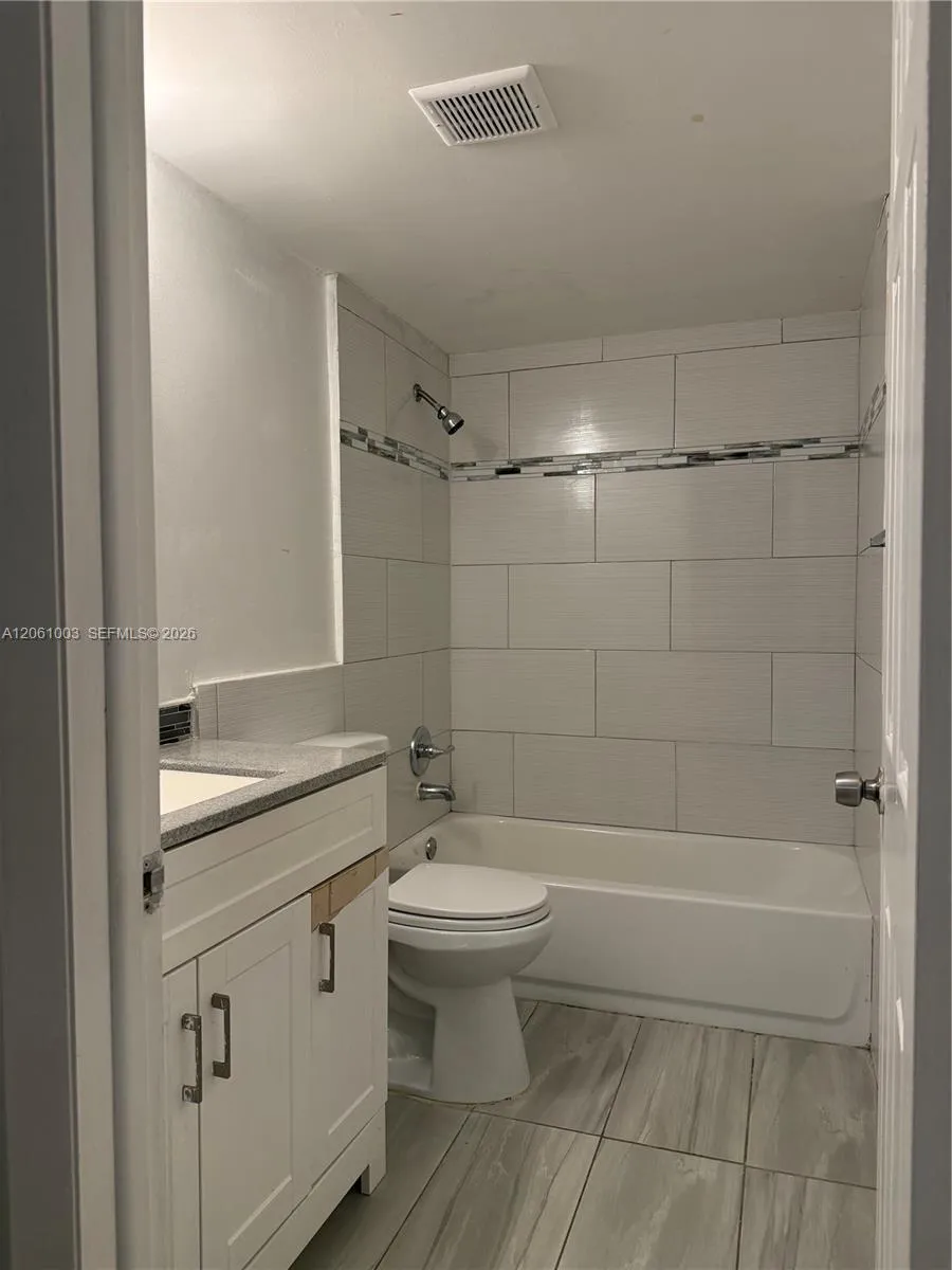 3246 Pine Island Rd #101 Sunrise, FL 33351