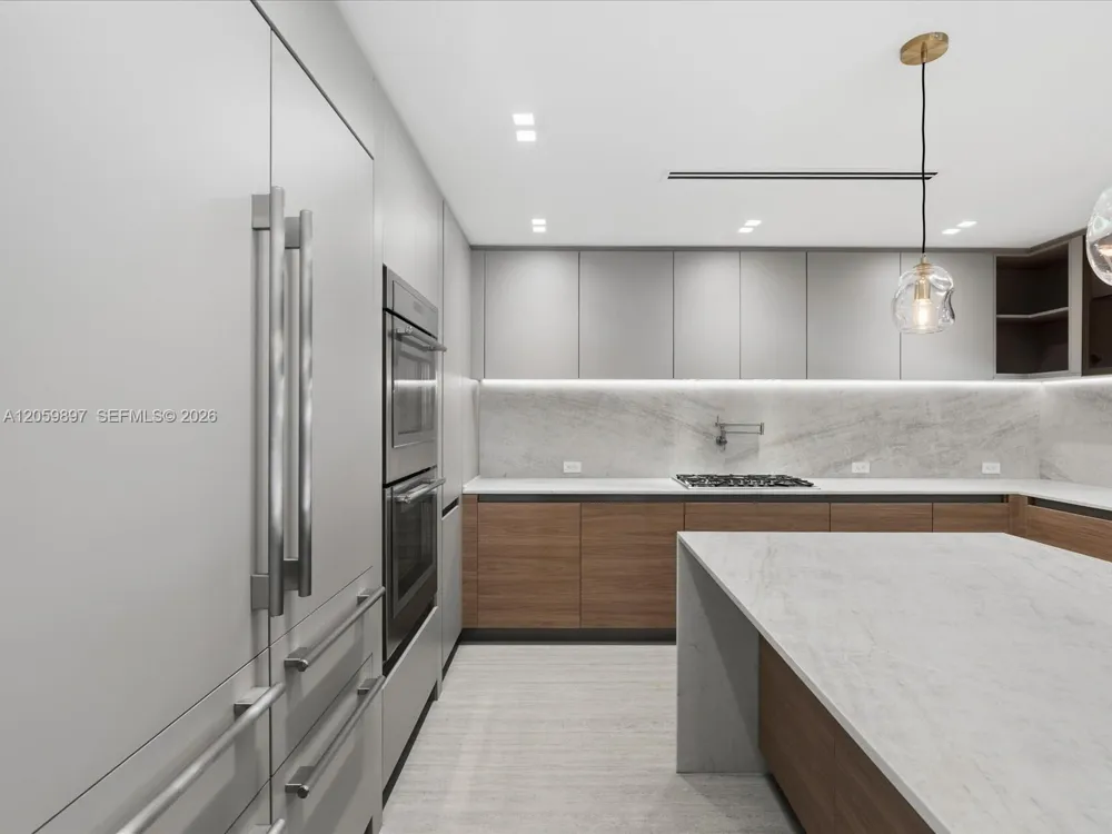 20001 NE 25th Ave Miami, FL 33180