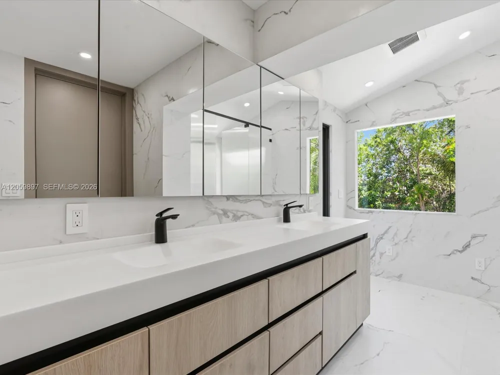 20001 NE 25th Ave Miami, FL 33180