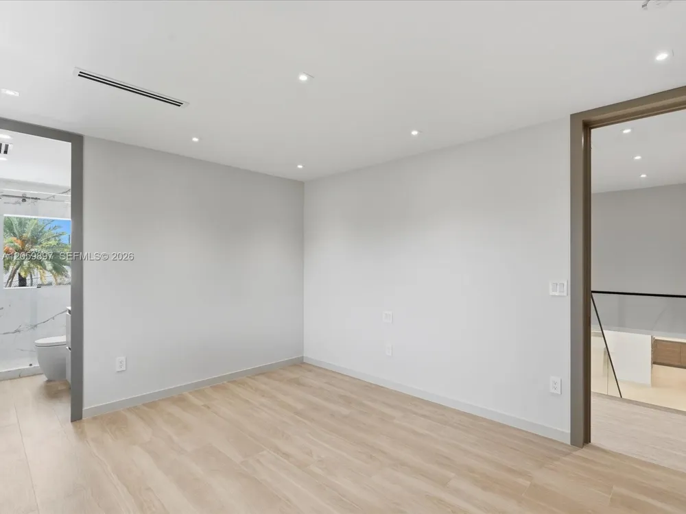 20001 NE 25th Ave Miami, FL 33180