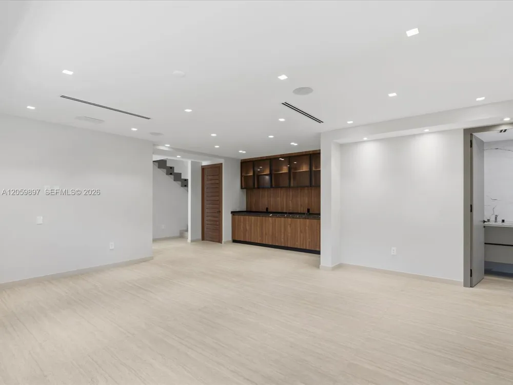 20001 NE 25th Ave Miami, FL 33180