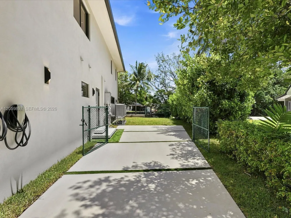 20001 NE 25th Ave Miami, FL 33180