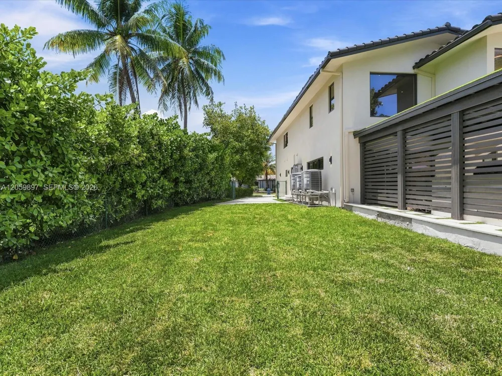 20001 NE 25th Ave Miami, FL 33180