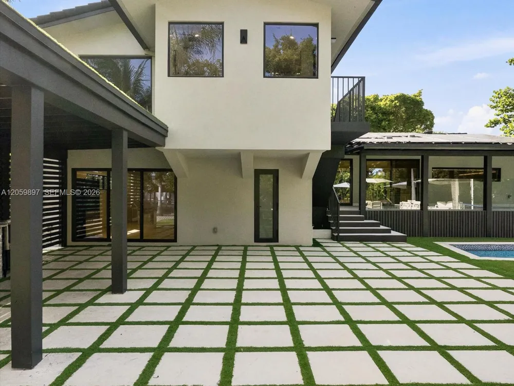 20001 NE 25th Ave Miami, FL 33180