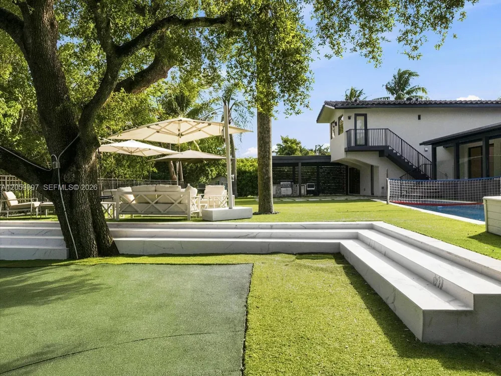 20001 NE 25th Ave Miami, FL 33180
