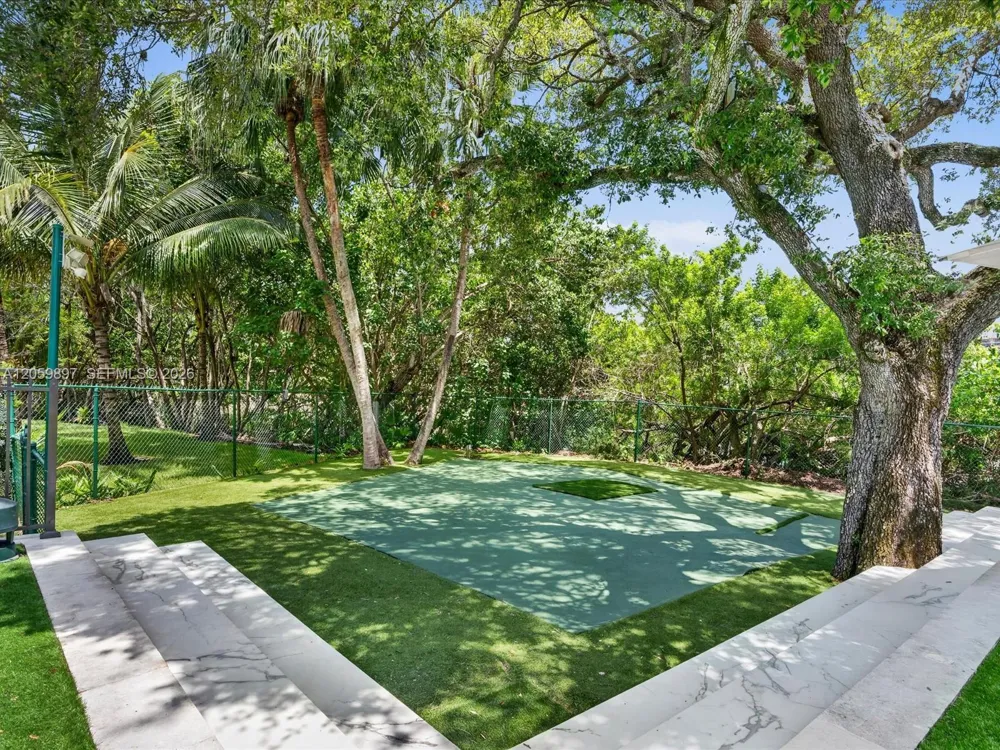 20001 NE 25th Ave Miami, FL 33180