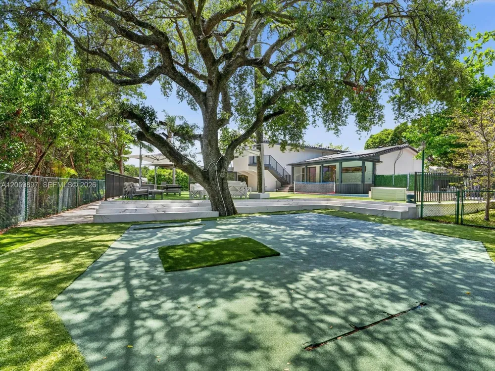 20001 NE 25th Ave Miami, FL 33180