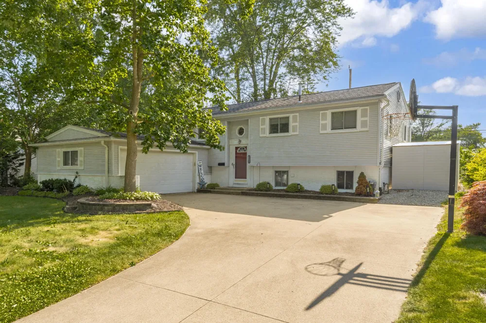 21009 Robinwood Street Farmington, MI 48336