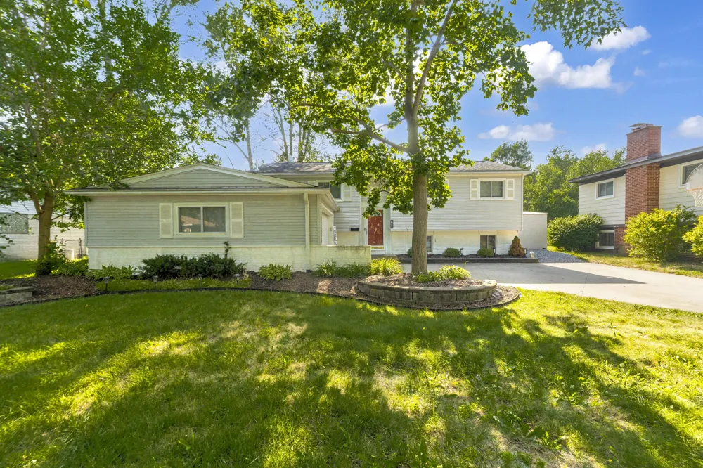 21009 Robinwood Street Farmington, MI 48336