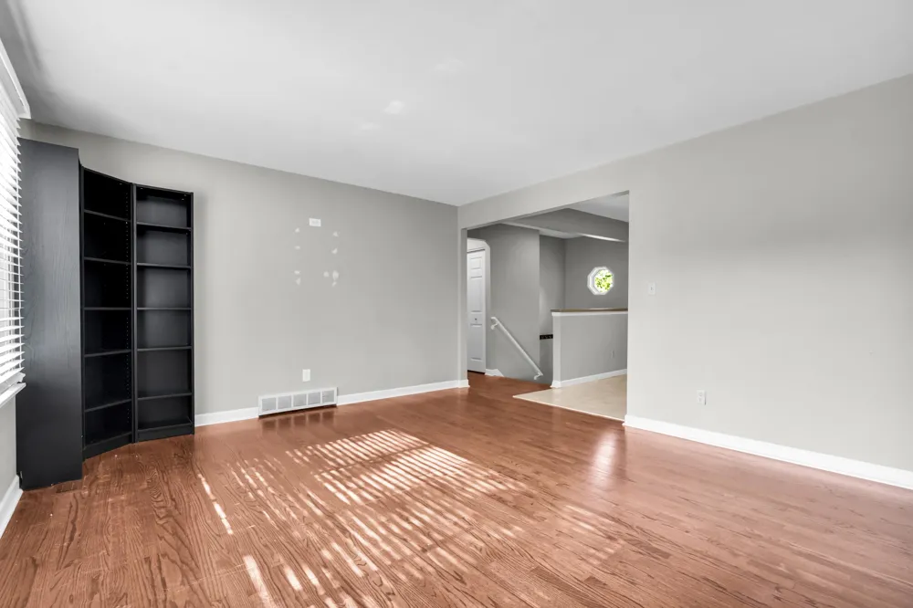 21009 Robinwood Street Farmington, MI 48336