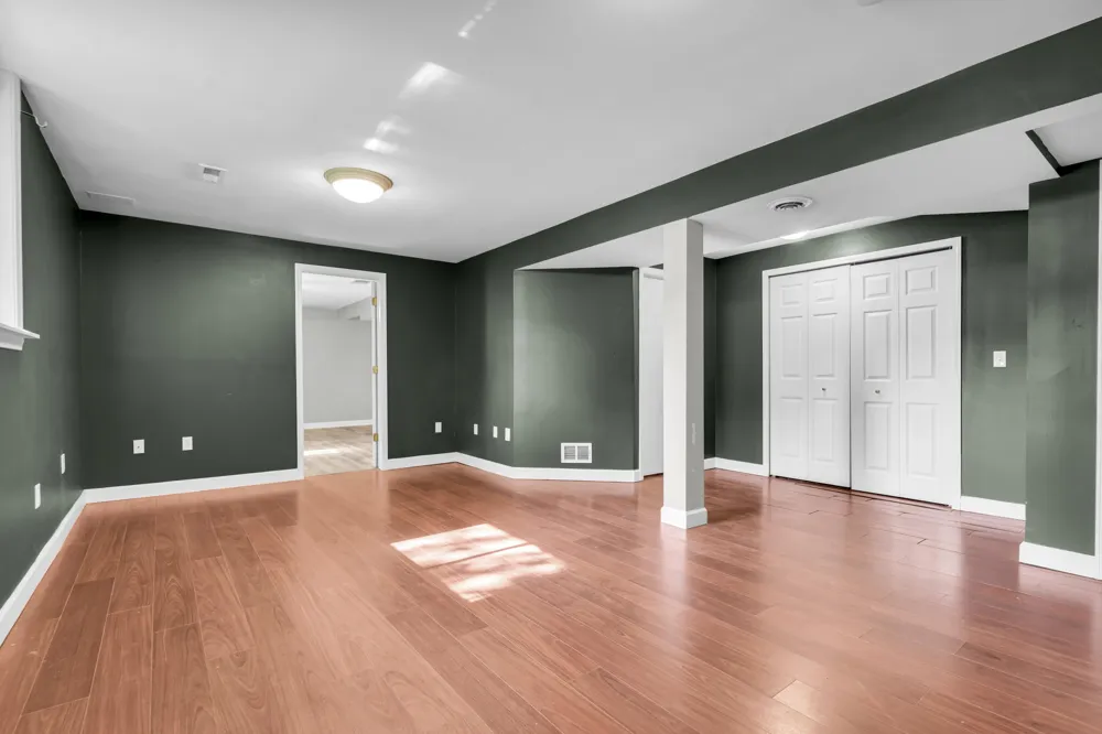 21009 Robinwood Street Farmington, MI 48336