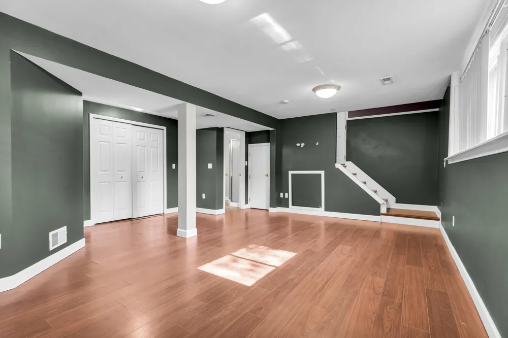 21009 Robinwood Street Farmington, MI 48336