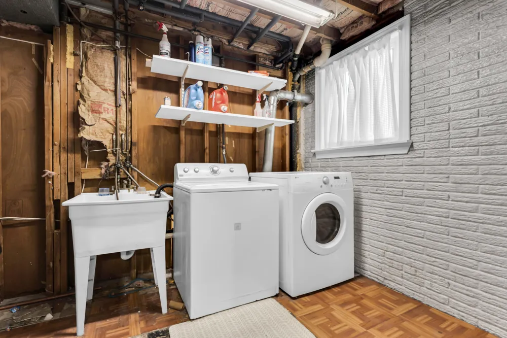21009 Robinwood Street Farmington, MI 48336