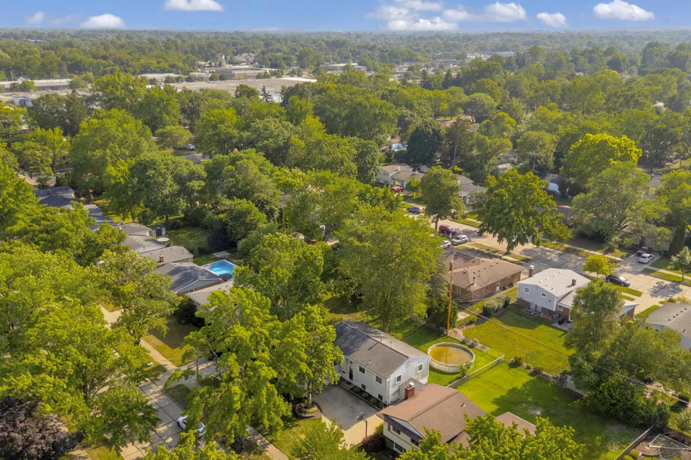 21009 Robinwood Street Farmington, MI 48336