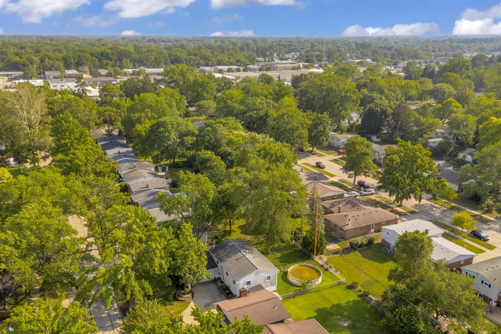 21009 Robinwood Street Farmington, MI 48336