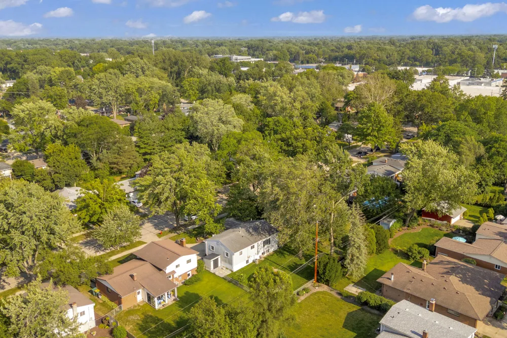21009 Robinwood Street Farmington, MI 48336