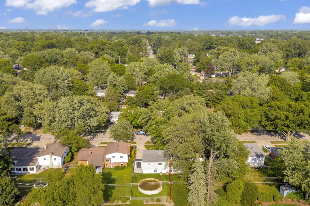 21009 Robinwood Street Farmington, MI 48336