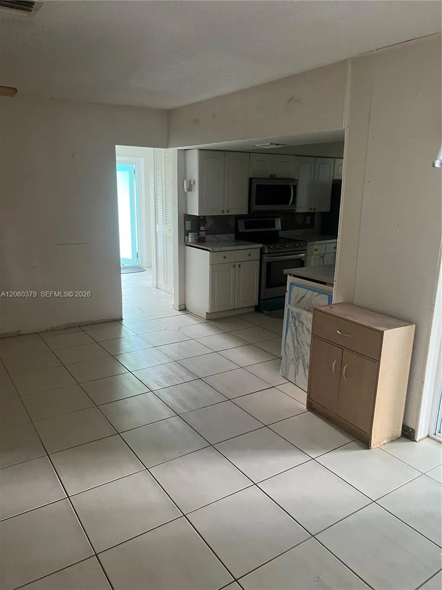 3700 NW 25th St Lauderdale Lakes, FL 33311