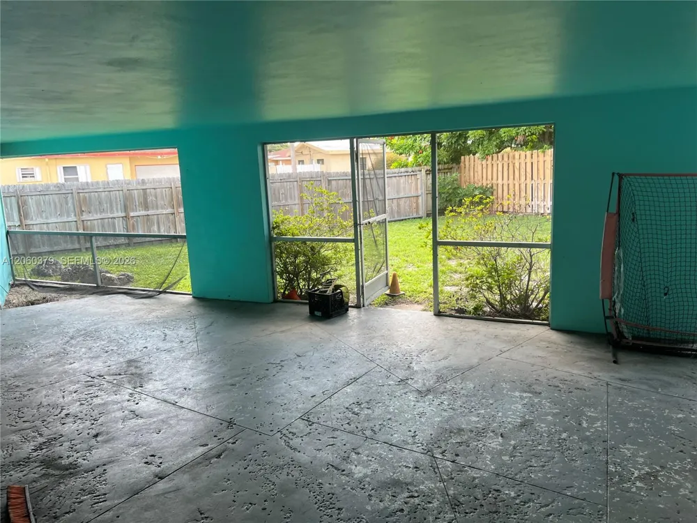 3700 NW 25th St Lauderdale Lakes, FL 33311