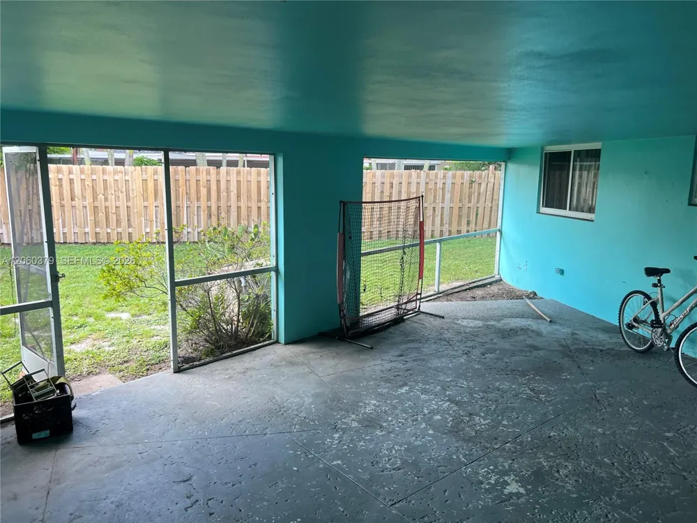 3700 NW 25th St Lauderdale Lakes, FL 33311