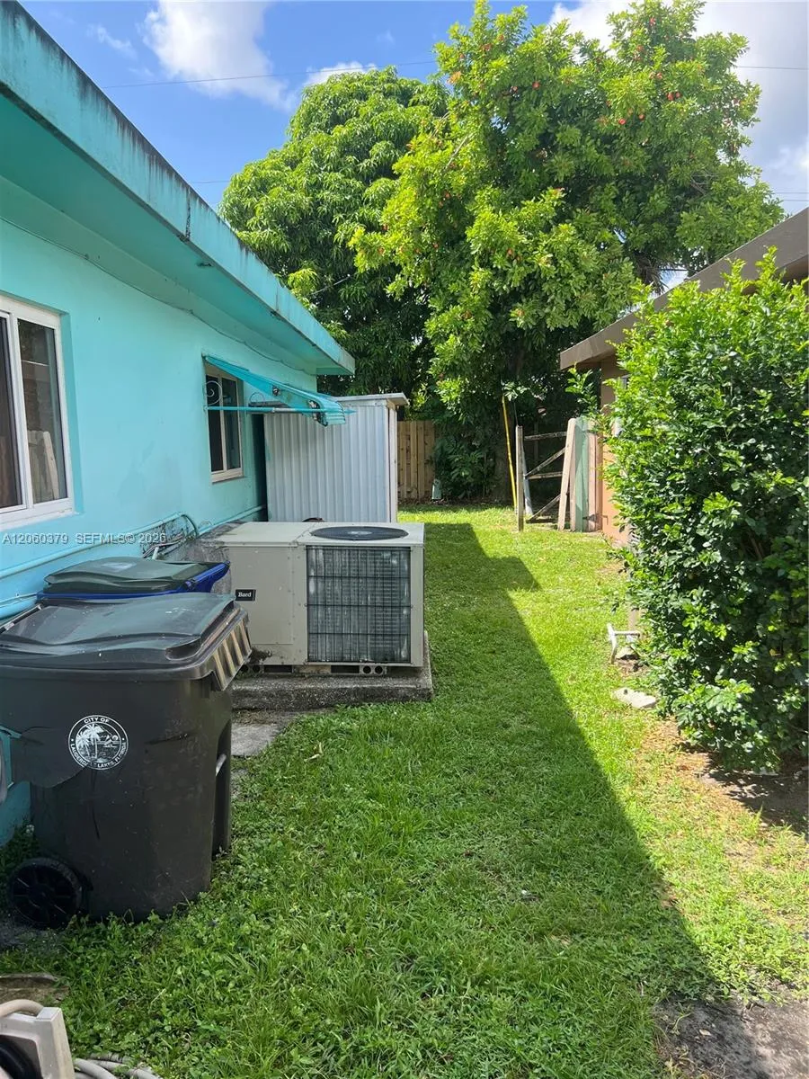 3700 NW 25th St Lauderdale Lakes, FL 33311